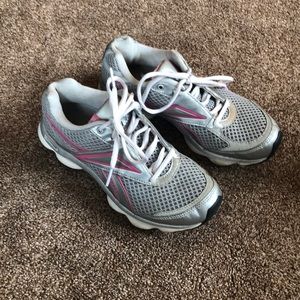 Women’s Reebok tennis shoes